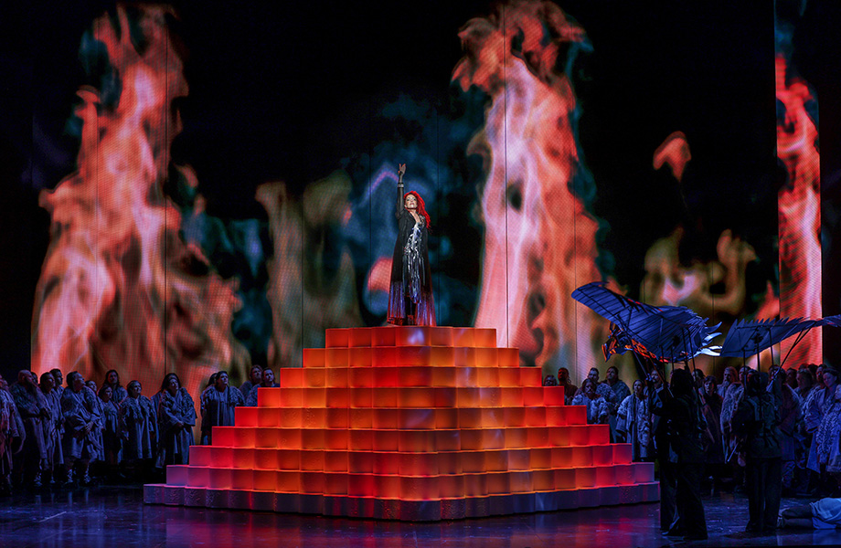 Lise Lindstrom as Brünnhilde and the Opera Australia Chorus in Götterdämmerung (photograph by Wallis Media).